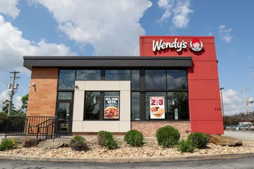 an exterior view of a wendy's fast food restaurant