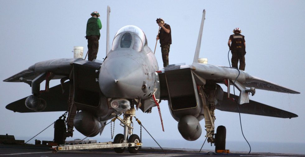 pilots from uss abraham lincoln patrol no fly zone over iraq