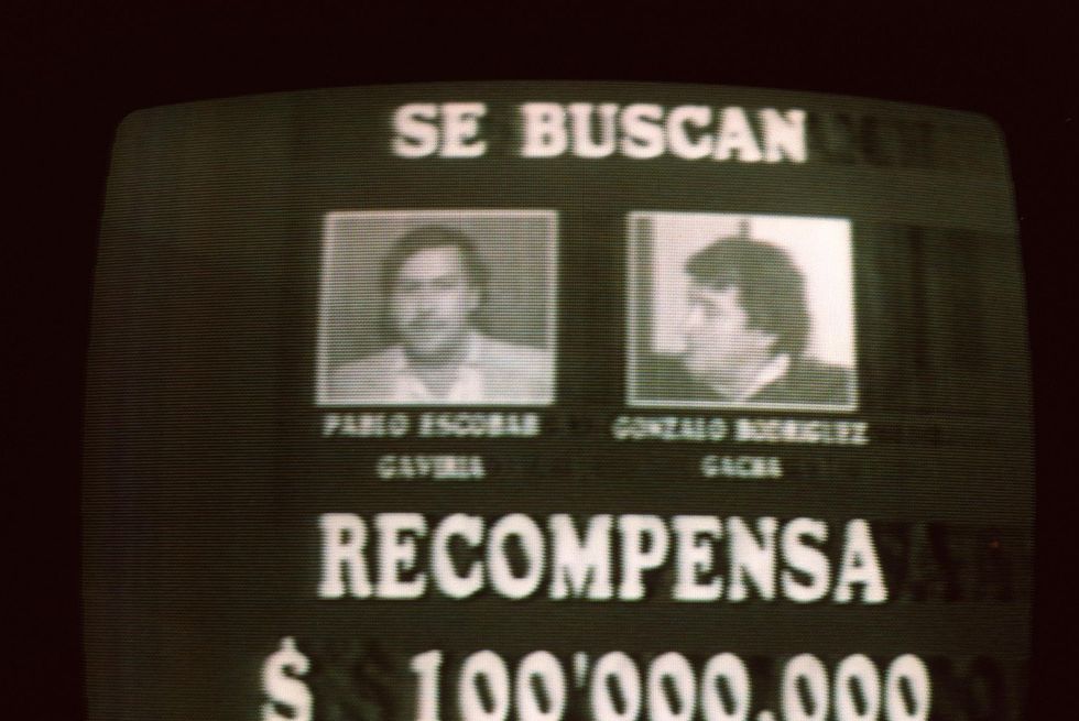 a 1989 tv wanted ad, in spanish, for cartel leaders pablo escobar and gonzalo rodriguez, headshots of both men appear on screen in addition to the text