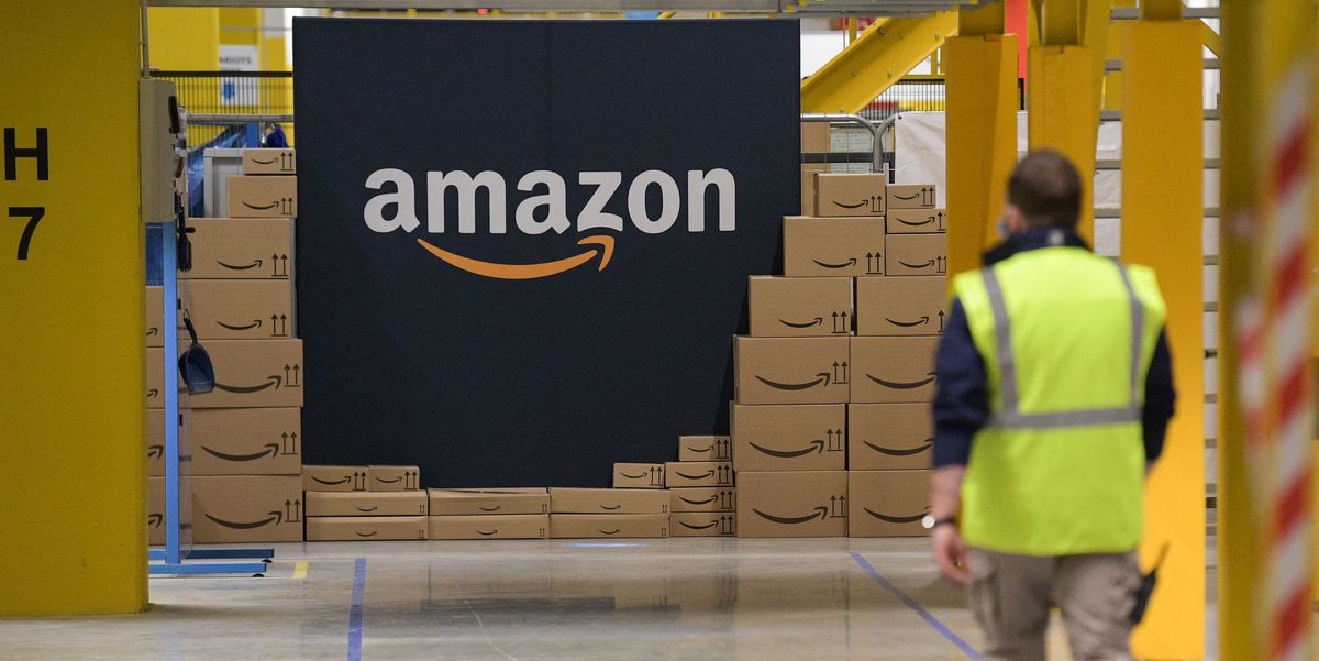 https://hips.hearstapps.com/hmg-prod/images/an-us-giant-amazon-employee-passes-by-its-logo-on-the-news-photo-1663354882.jpg?crop=1.00xw:0.752xh;0,0&resize=1200:*
