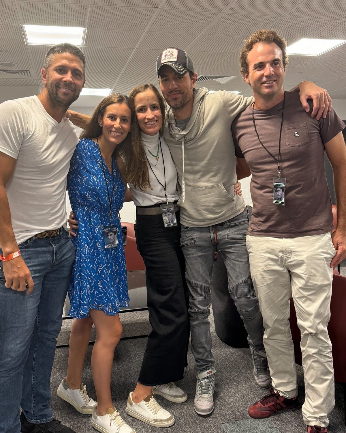 El cariñoso abrazo de Enrique Iglesias a Ana Boyer en su concierto