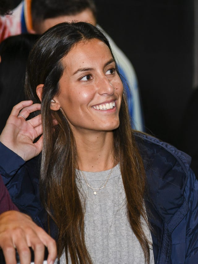 Hair, Hairstyle, Eyebrow, Long hair, Beauty, Brown hair, Chin, Layered hair, Forehead, Black hair, 