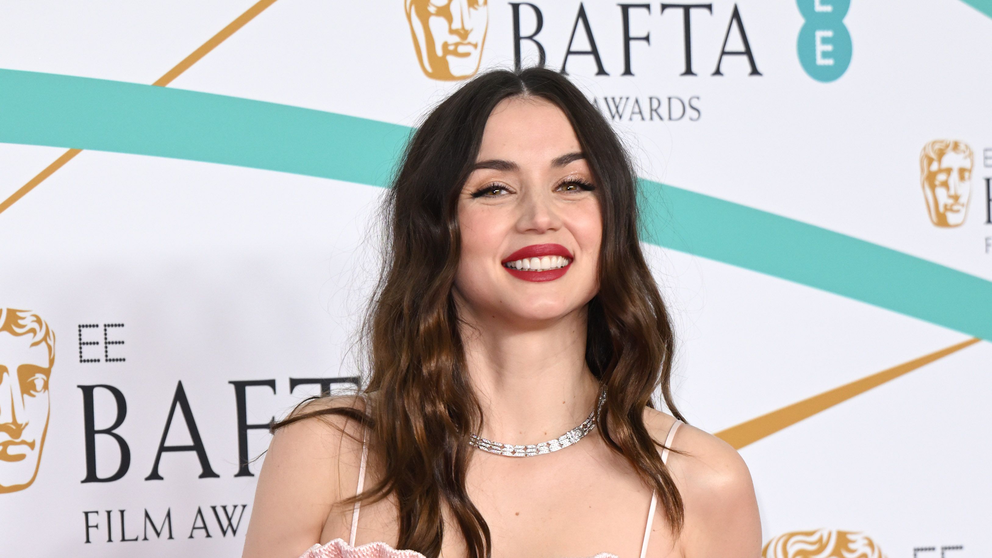 Ana De Armas' gold bra and trousers 'fit shows off her toned core