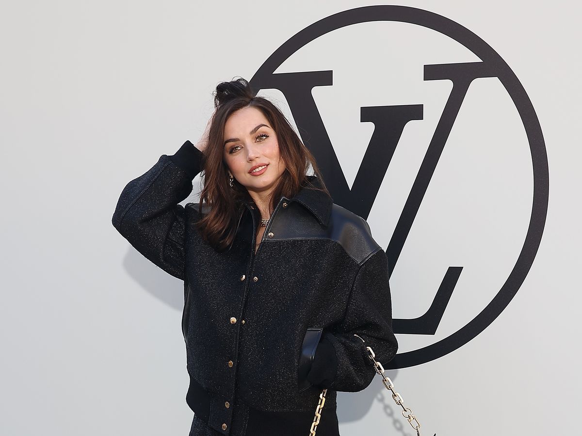 Ana de Armas Updates on X: Ana de Armas serves a Louis Vuitton