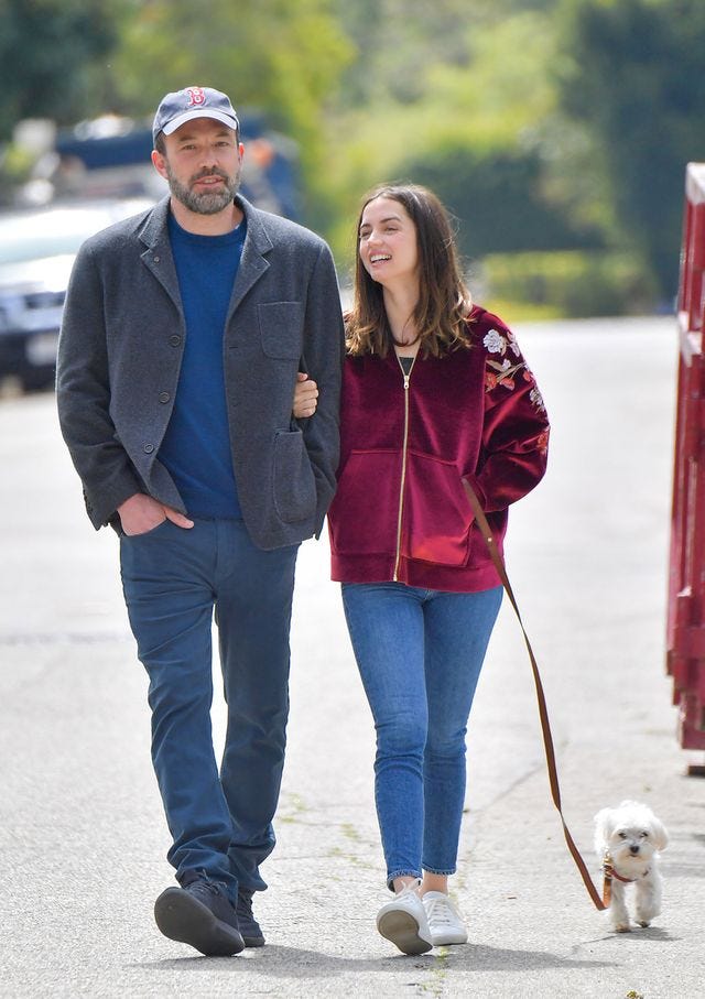 ana de armas y ben affleck paseando