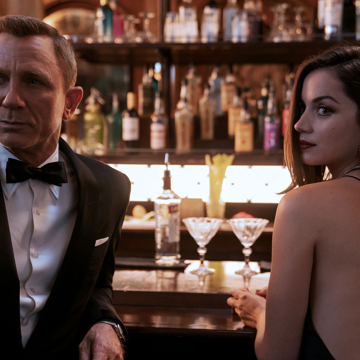 James Bond 007 - Diamonds are forever. Ana de Armas wears