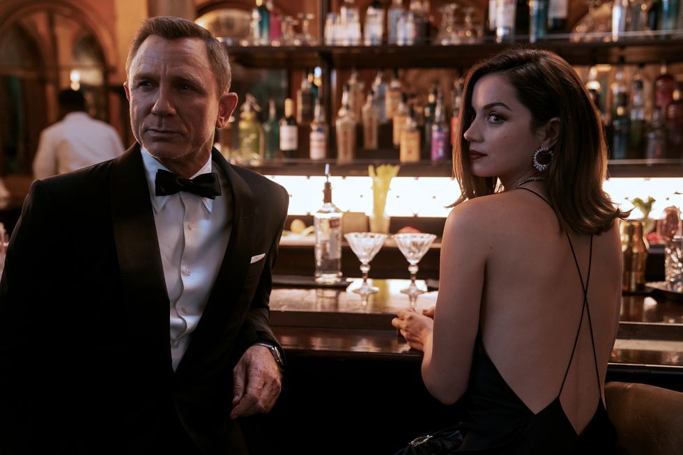 b2539456rc2james bond daniel craig and paloma ana de armas inno time to die an eon productions and metro goldwyn mayer studios filmcredit nicola dove© 2020 danjaq, llc and mgm  all rights reserved