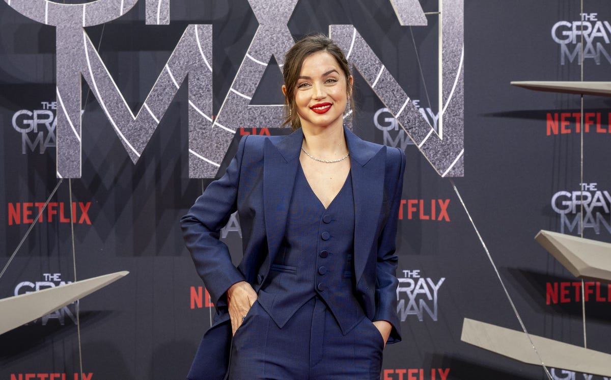 Ana de Armas usa un traje de hombre de Louis Vuitton para la alfombra roja