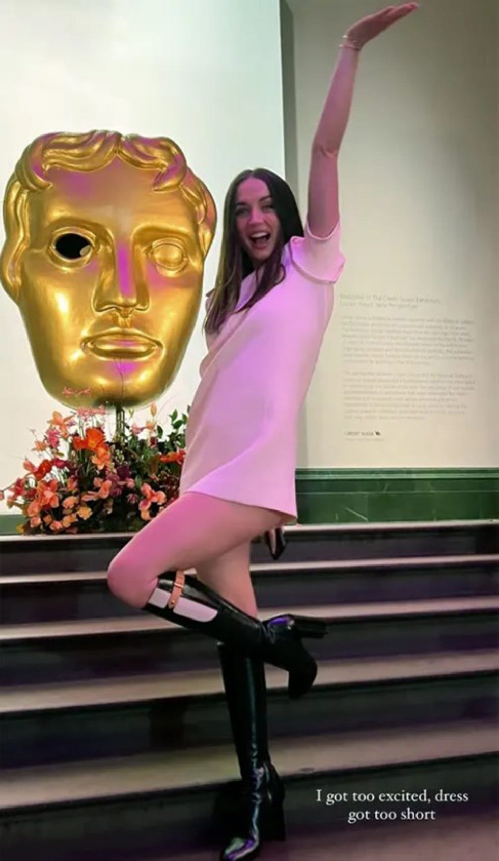 ana de armas con vestido corto de louis vuitton en una cena organizada en londres para los nominados a los oscar 2023