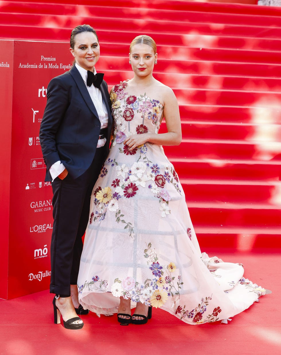 la actriz de 'la promesa' y la disenadora en los premios de la academia de la moda espanola