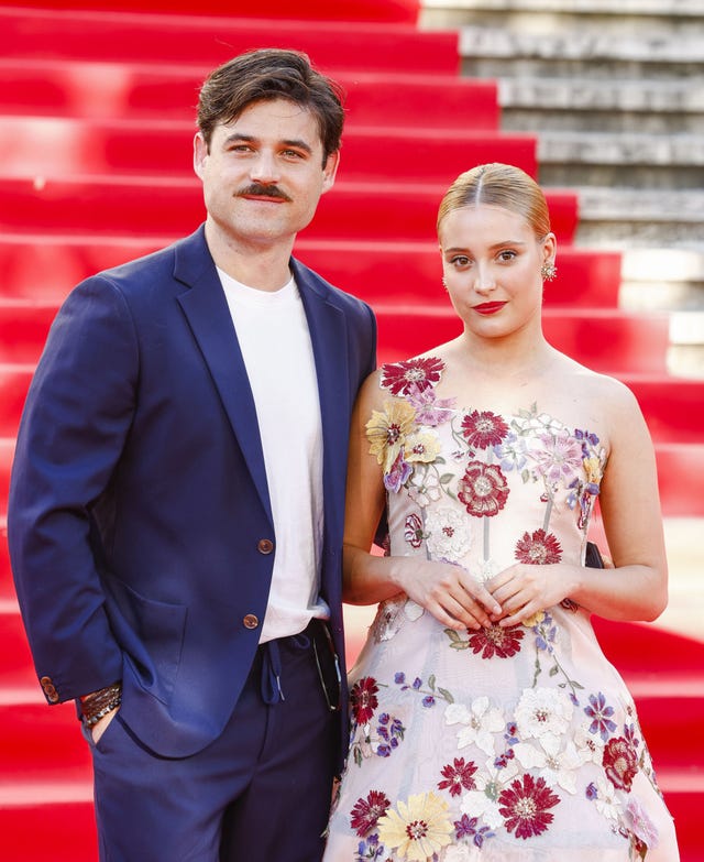 los actores de 'la promesa' en los premios de la academia de la moda espanola
