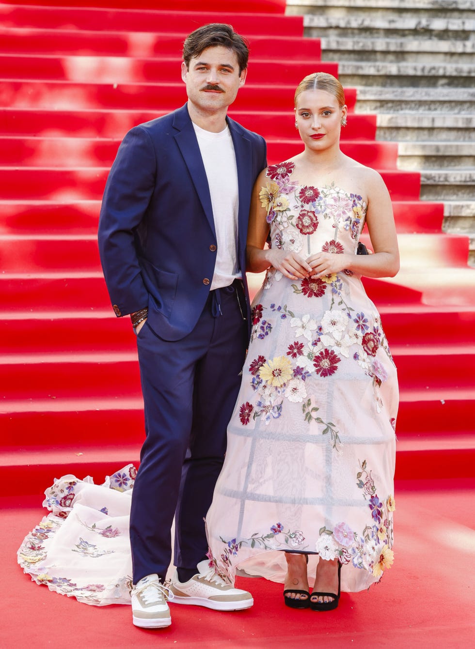 los actores de 'la promesa' en los premios de la academia de la moda espanola