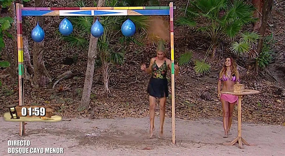 ana maría aldón explota los globos de la prueba de recompensa