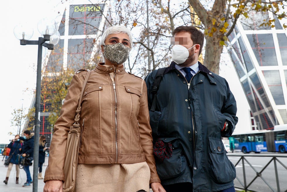 ana maría aldón junto a su abogado a las afueras de plaza castilla en madrid en noviembre de 2020