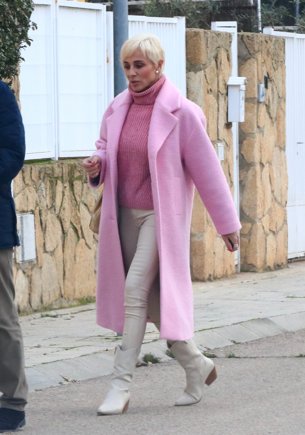 ana maria aldon con abrigo rosa que ahora vende en la web micolet