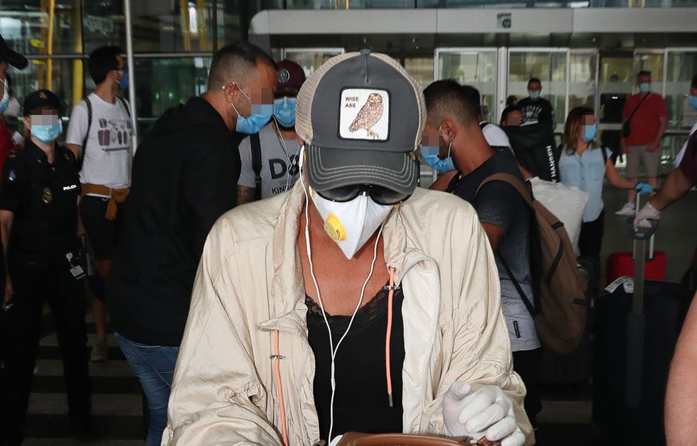 ana maría aldón, agobiada a su llegada al aeropuerto de madrid
