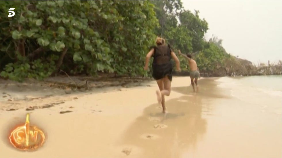 ana maría aldón y barranco se dan un revolcón en la playa de supervivientes a lo rosa benito