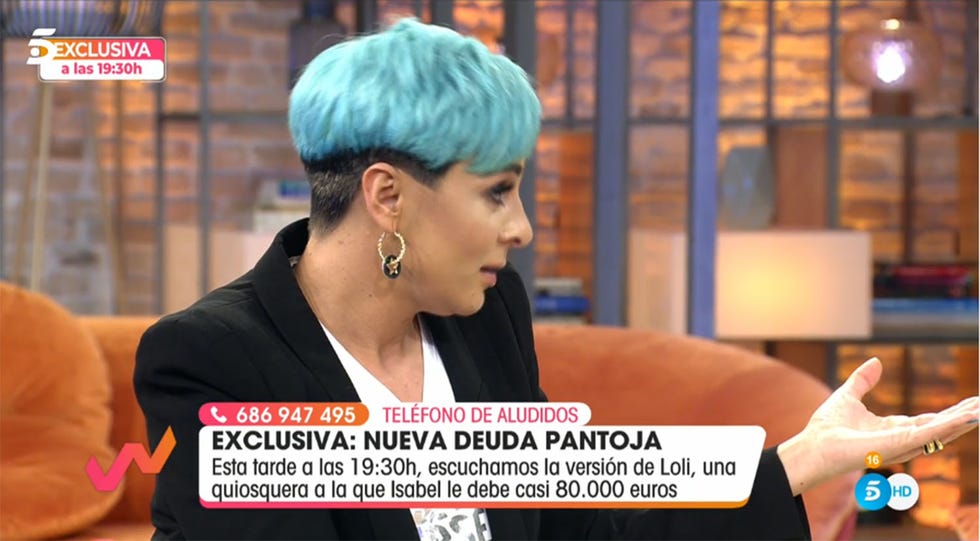 ana maría aldón con el pelo azul