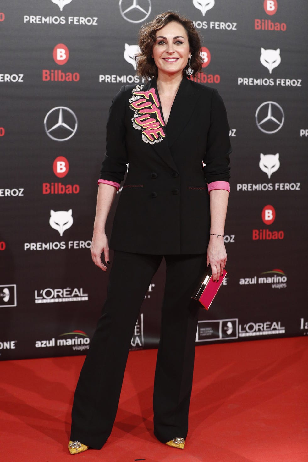 Red carpet, Clothing, Carpet, Red, Premiere, Suit, Pantsuit, Formal wear, Flooring, Event, 