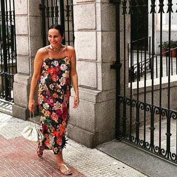 ana milán con vestido de flores de firma española