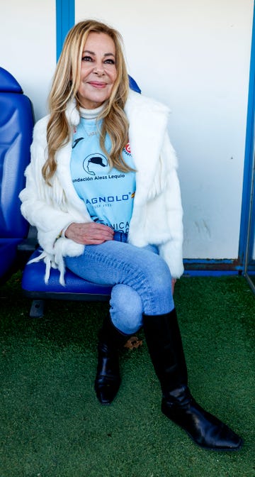 la actriz con una chaqueta blanca y camiseta de la fundacion aless lequio