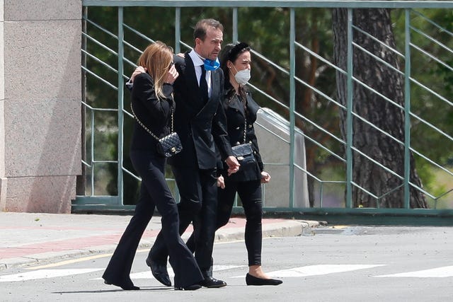 alessandro lequio y ana obregón, unidos en el funeral de su hijo aless, caminan junto a la novia de este, carolina monje