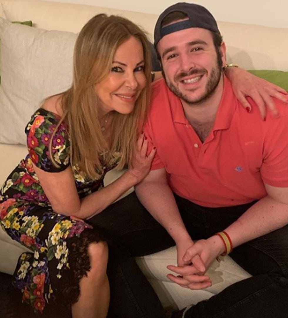 ana obregon en su cumpleaños con su hijo alex lequio