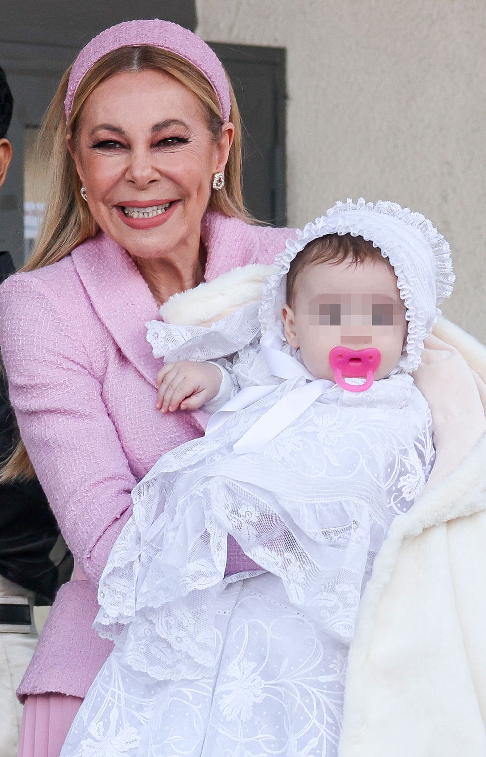 el bautizo de ana sandra, nieta de ana obregon, marcada por la ausencia del conde lecquio