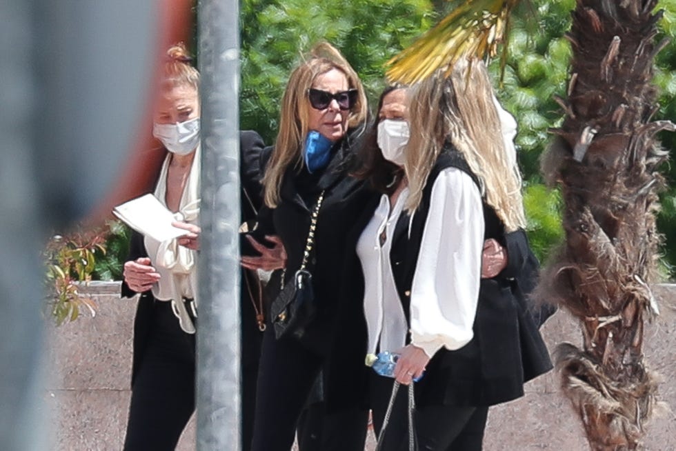 ana obregón, arropada por sus hermanas en su último adiós a su hijo
