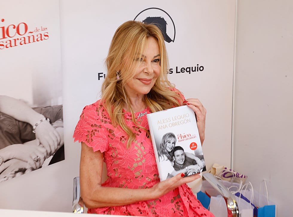 ana obregon en la presentacion del libro el chico de las musaranas