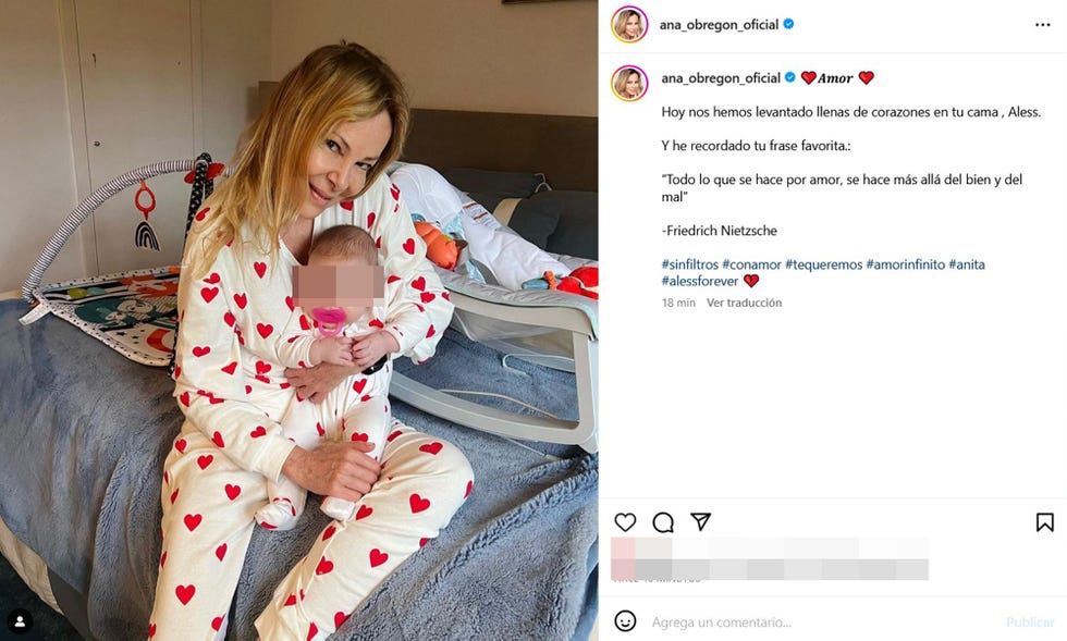 la actriz y su nieta posan con un pijama de corazones a juego de petit bateau