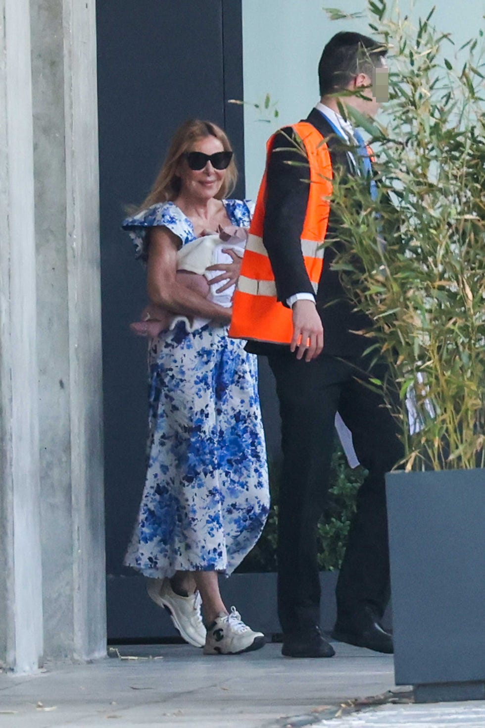 ana obregon, con su nieta en brazos, a su llegada a madrid