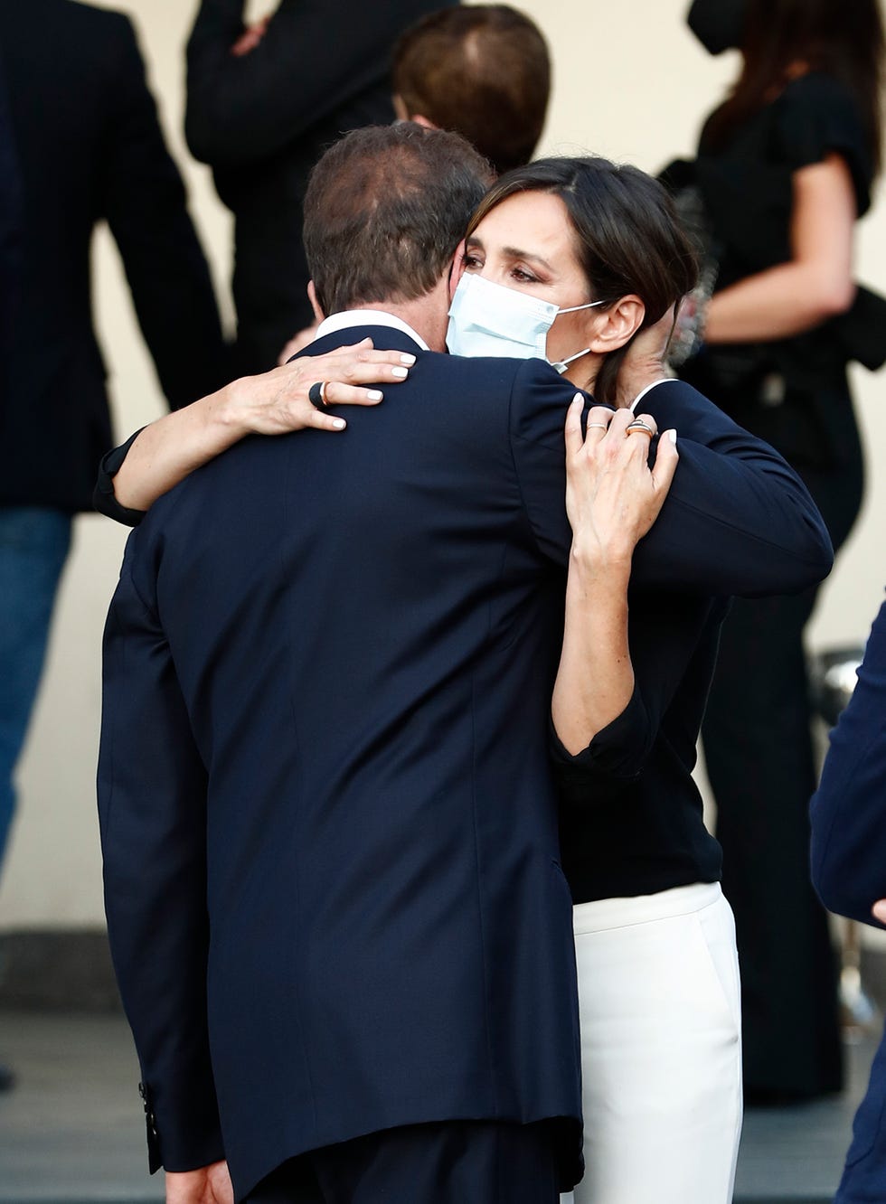 ana obregón y alessandro lequio reciben gestos de cariños en el funeral de su hijo aless lequio