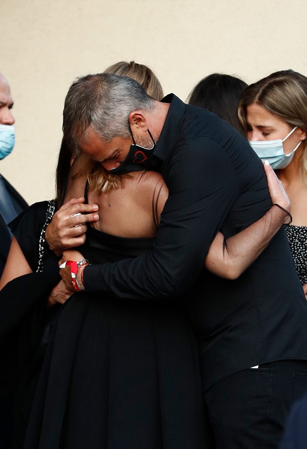 ana obregón y alessandro lequio reciben gestos de cariños en el funeral de su hijo aless lequio