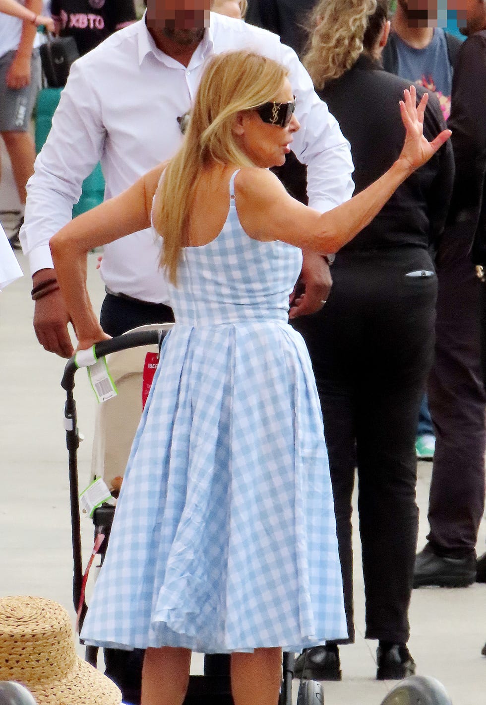 ﻿ana obregon, con vestido de cuadros vichy a su llegada al aeropuerto de mallorca
