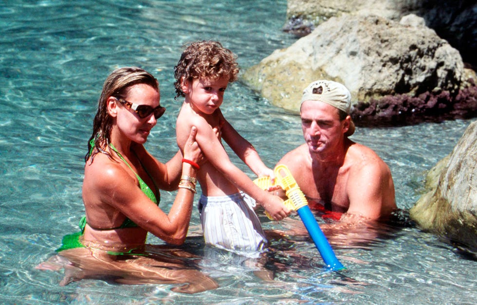 ana obregón y alessandro lequio, con su hijo aless en mallorca en 1996
