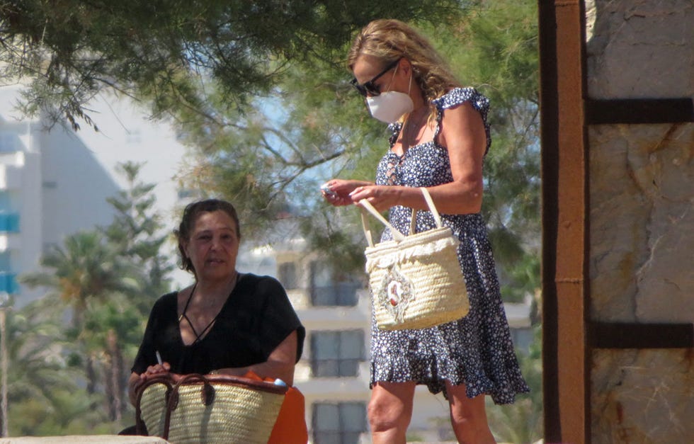 ana obregón ya se encuentra en mallorca, donde pasará el verano más duro de su vida la actriz está acompañada por su familia, que desde la muerte de su hijo aless, han hecho piña para arroparla