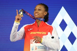 ana peleteiro luce su medalla de oro de triple salto en el podio del europeo de atletismo en pista cubierta de glasgow 2019