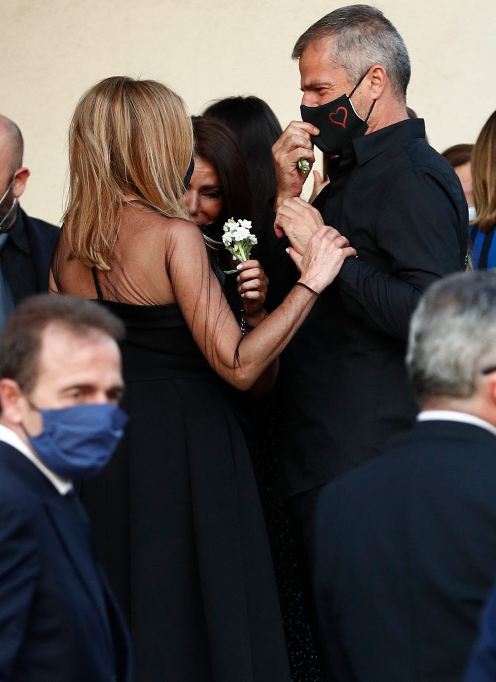 ana obregón y alessandro lequio reciben gestos de cariños en el funeral de su hijo aless lequio