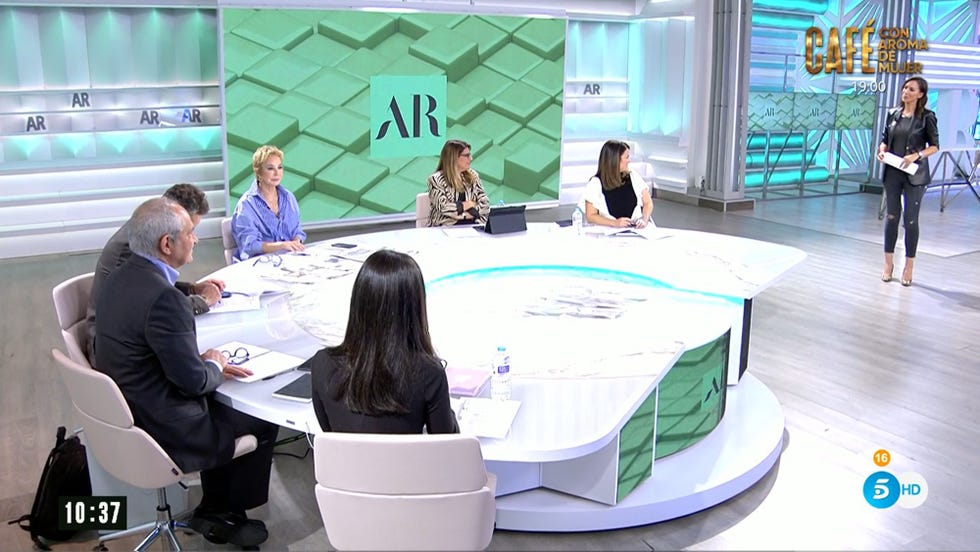 las periodistas en el plató de telecinco