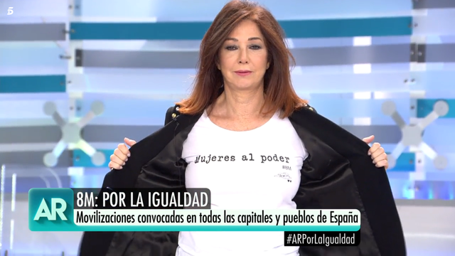 Ana Rosa Quintana enseña una camiseta con mensaje feminista por el 8 de marzo