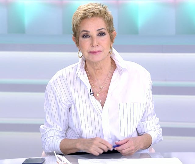 la presentadora de 'el programa de ana rosa' con camisa blanca y rayas