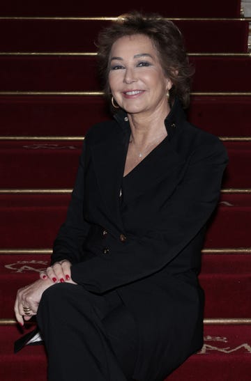 la presentadora posa en unas escaleras con un total look en color negro