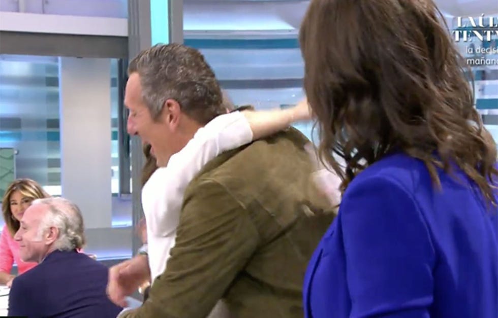 ana rosa quintana se abraza con joaquín prat
