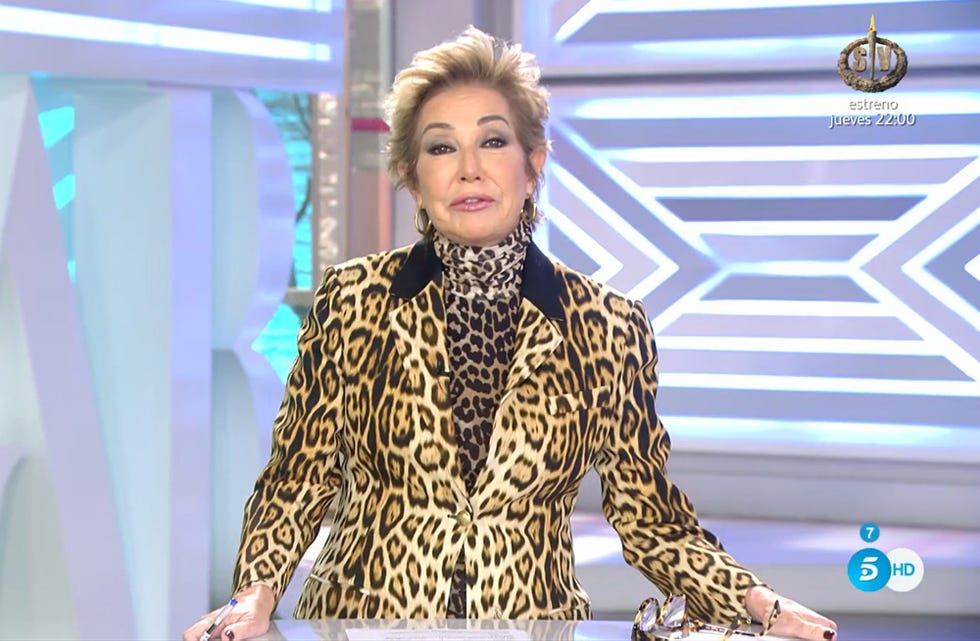 la presentadora con un estilismo 'animal print' en su programa