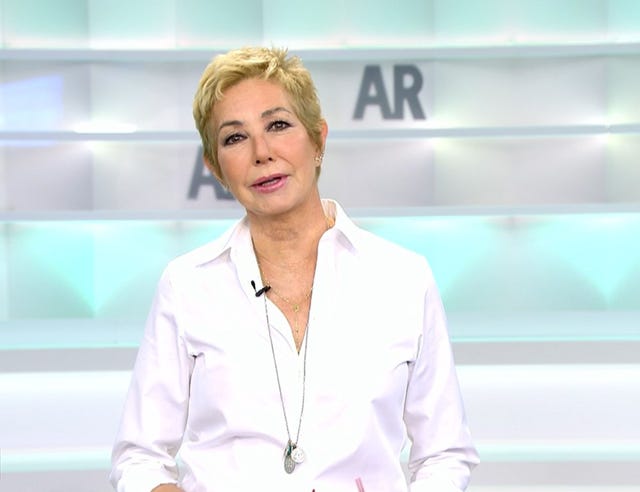 la presentadora cumple con la tradición de vestir de blanco en su regreso
