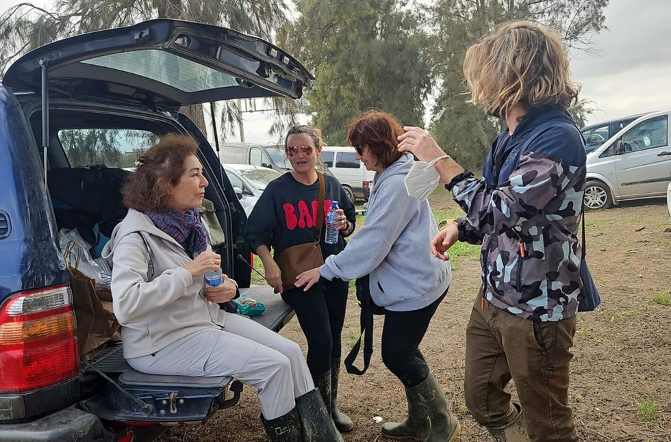 ana rosa quintana y su equipo de tardear tras las camaras en valencia cubriendo el desastre de la dana