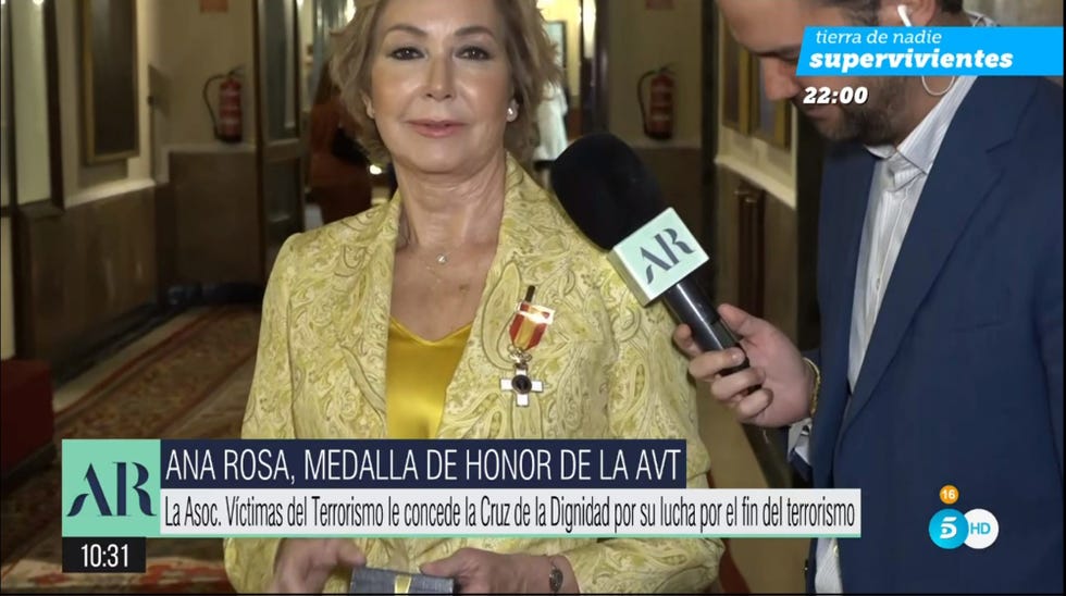 ana rosa quintana muestra en su programa la cruz de la dignidad, la medalla de la asociación de víctimas del terrorismo que ha recibido