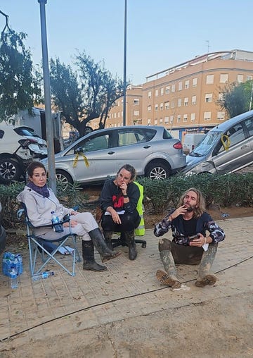 ana rosa quintana y su equipo de tardear tras las camaras en valencia cubriendo el desastre de la dana