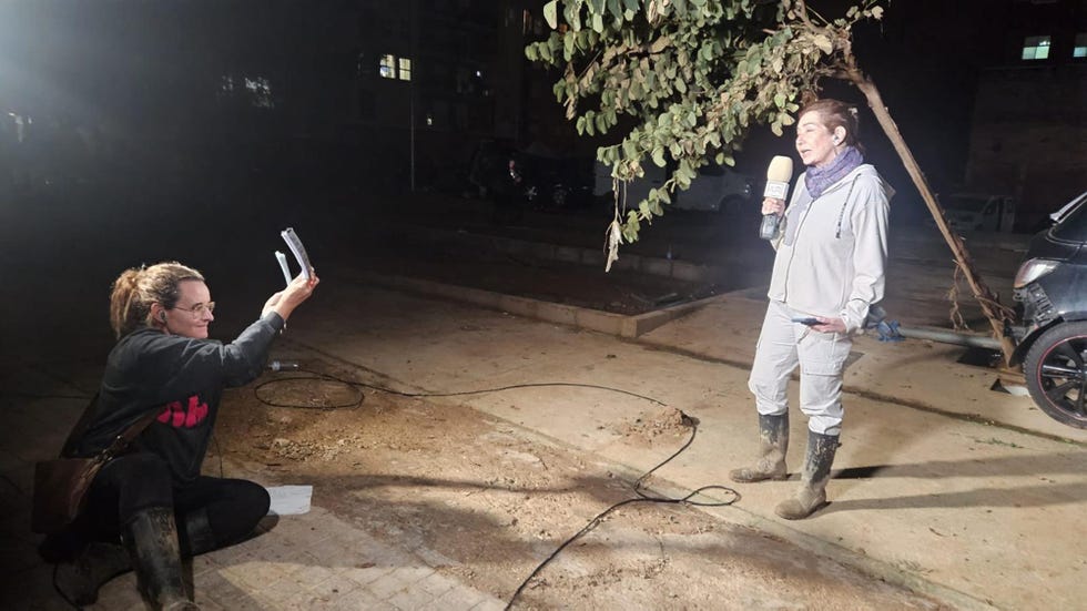 ana rosa quintana y su equipo de tardear tras las camaras en valencia cubriendo el desastre de la dana